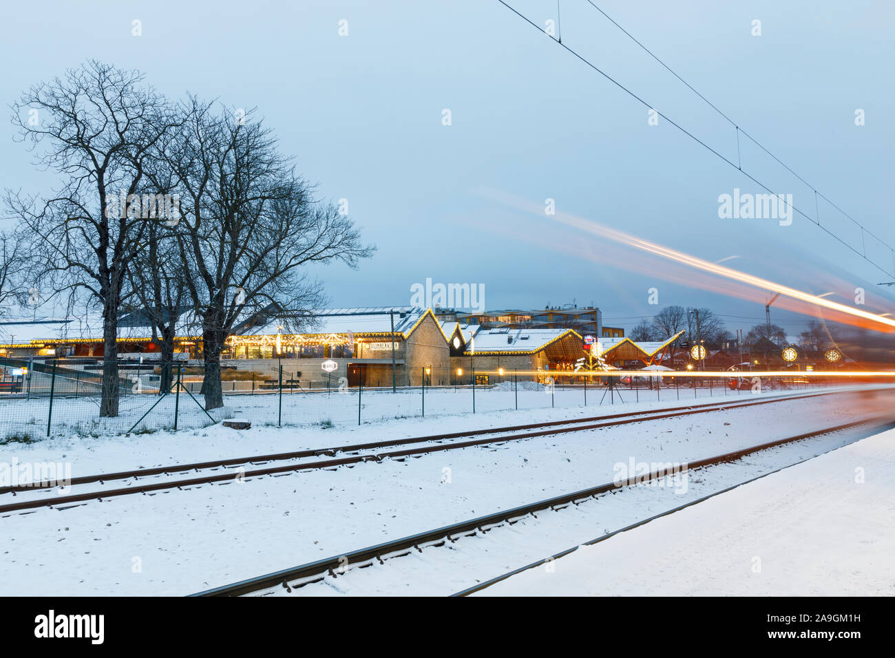 TALLINN, ESTONIE - 23 décembre 2018 : Rails et des bandes de passage des trains sur l'hiver à Tallinn, Estonie le 23 décembre 2018 Banque D'Images