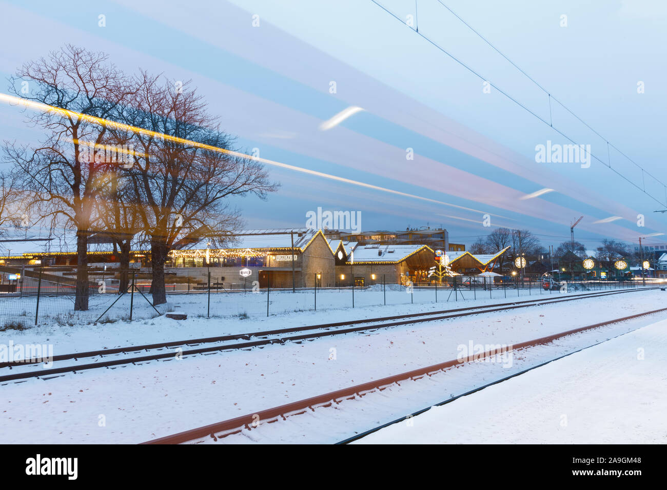 TALLINN, ESTONIE - 23 décembre 2018 : Rails et des bandes de passage des trains sur l'hiver à Tallinn, Estonie le 23 décembre 2018 Banque D'Images