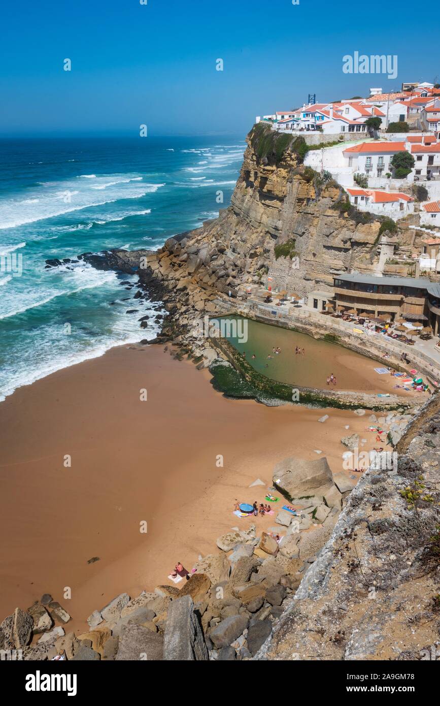 Piscine d'eau salée naturelle à Praia das Praia das Maçãs près de Sintra, Portugal. Banque D'Images
