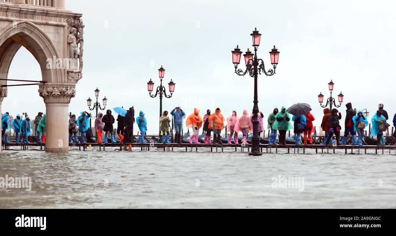 Beaucoup de gens sur le trottoir près de Palais des Doges à Venise en Italie lors de l'inondation Banque D'Images