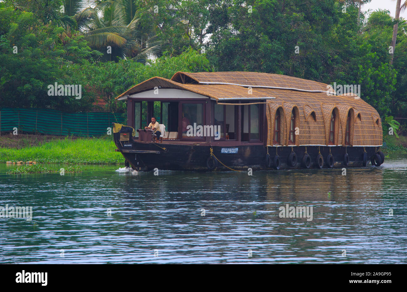 Une péniche naviguant dans dans le marigot Alleppey (Kerala) Banque D'Images