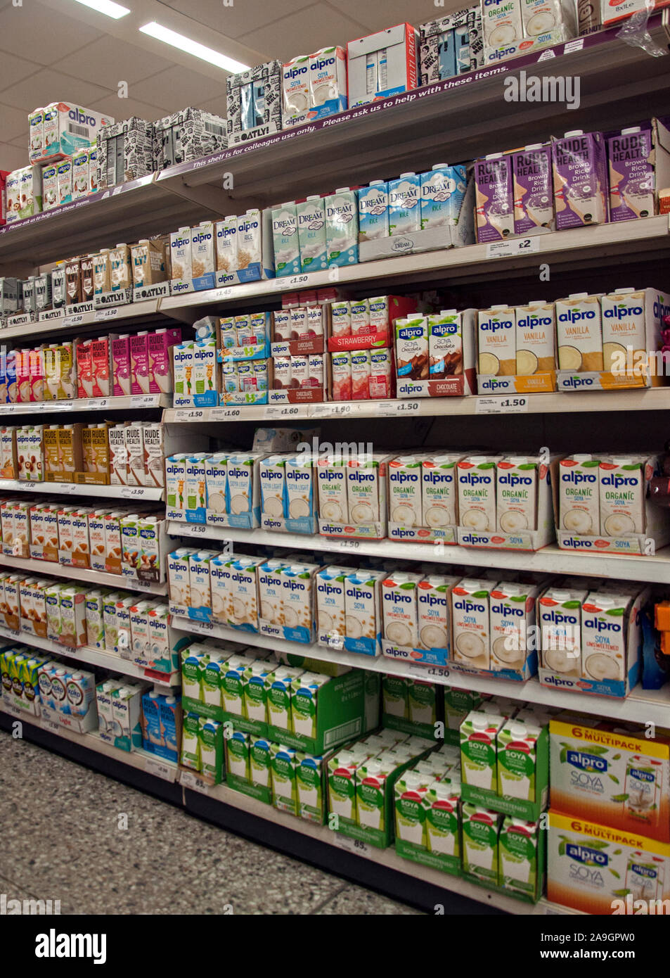 Londres, Royaume-Uni - 12 novembre 2019 : une variété de laits végétaliens dans un supermarché. Large sélection de boissons à base de plantes de différentes marques. Banque D'Images