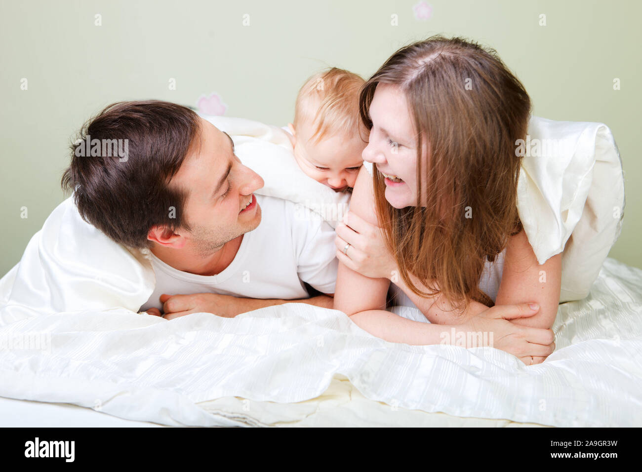 Glueckliche Familie im Bett, Finlande, Banque D'Images