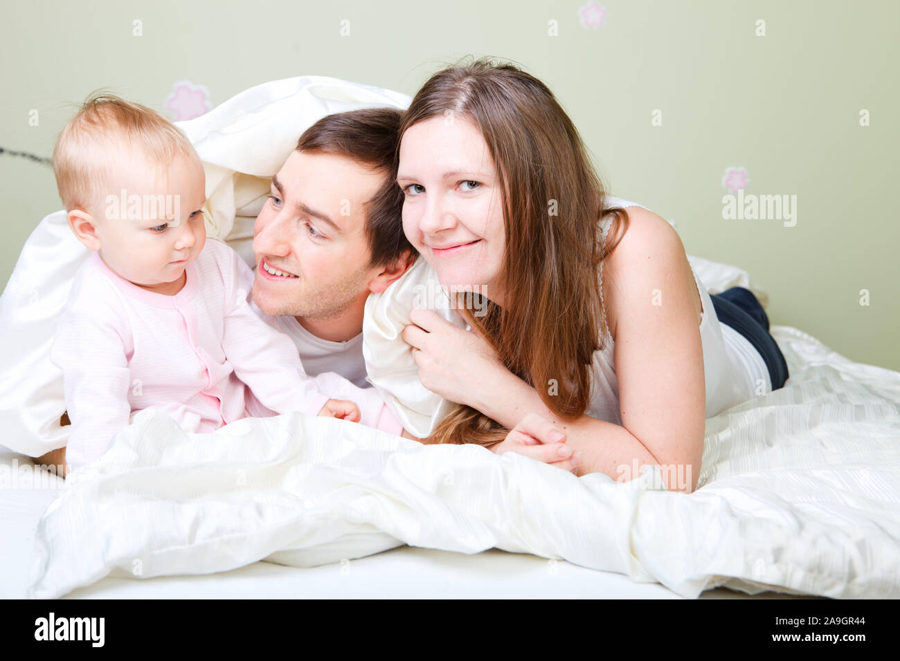 Glueckliche Familie im Bett, Finlande, Banque D'Images