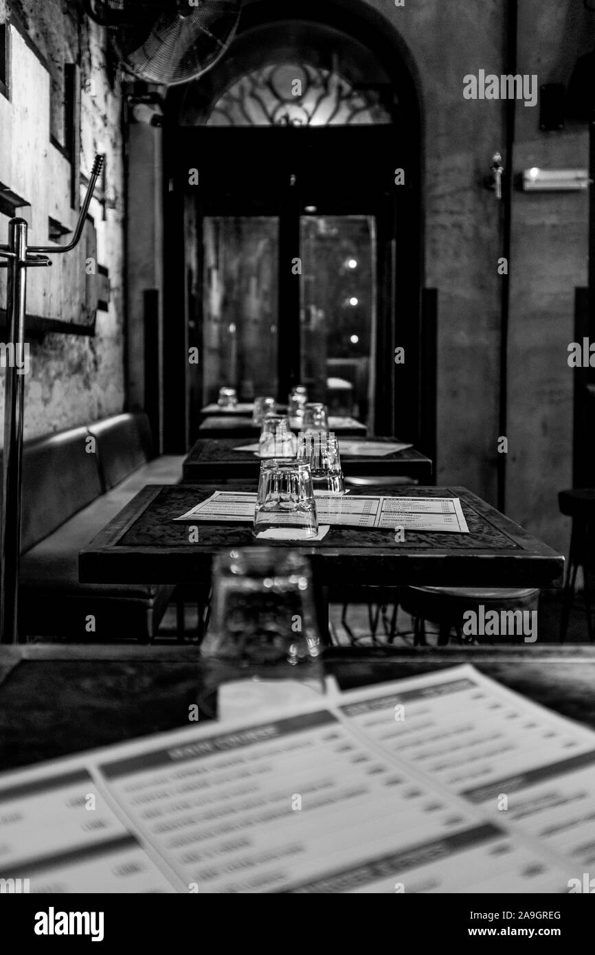 Photo en noir et blanc de la rangée de verres sur les tables en Ötkert bar. Banque D'Images