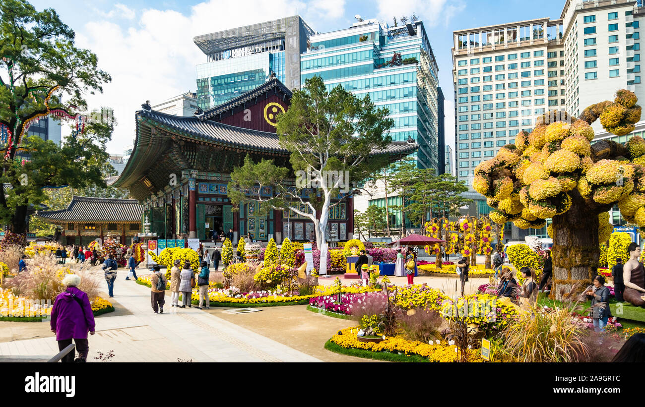 Séoul, Corée du Sud - 30 octobre 2019 : les visiteurs dans le jardin décoratif de Temple Jogyesa dans la ville de Séoul. C'est temple principal de Jogyesa l'ordre Jogye de Kor Banque D'Images