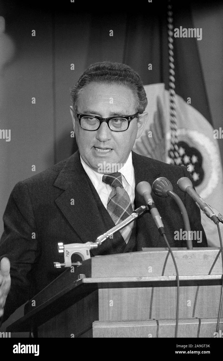 La secrétaire d'État des États-Unis, Henry Kissinger, half-length portrait, debout derrière Podium, parlant à la conférence de presse, Washington, D.C., USA, photo de Thomas J. O'Halloran, Novembre 1975 Banque D'Images