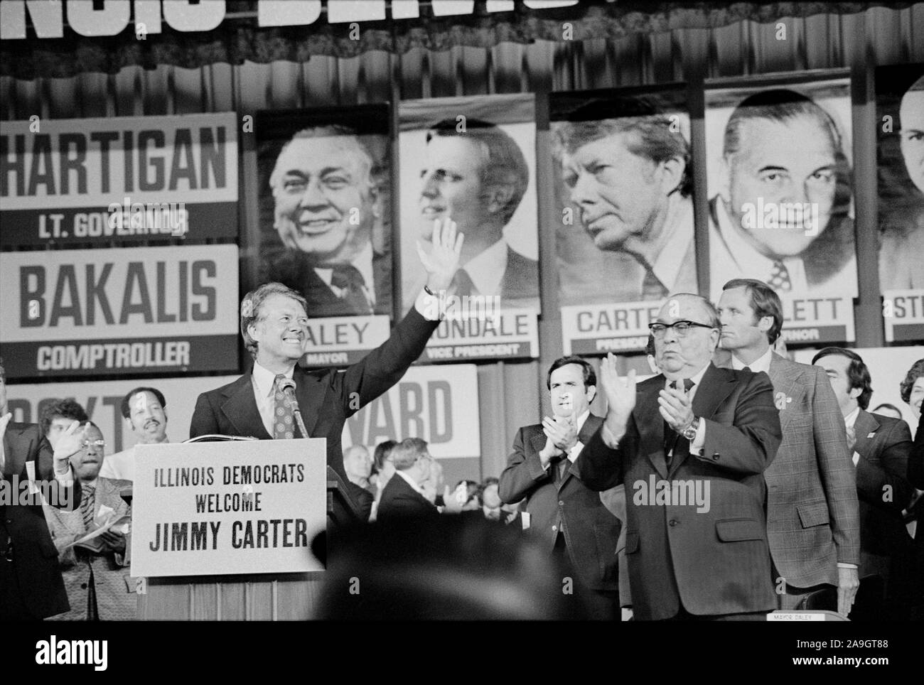 Jimmy Carter et le maire Richard J. Daley lors de la Convention démocratique de l'Etat de l'Illinois, Chicago, Illinois, USA, photo de Thomas J. O'Halloran, le 9 septembre 1976 Banque D'Images