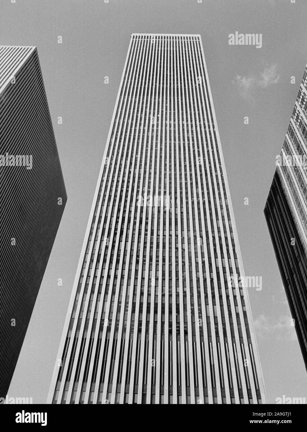 Exxon Building, Low Angle View, 1251 Avenue of the Americas, New York City, New York, USA, photo de Thomas J. O'Halloran, Février 1974 Banque D'Images