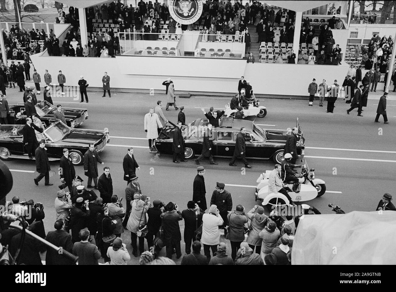 Le président américain Richard Nixon debout auprès de Sun Roof of Car lors de l'Inauguration présidentielle Parade, Washington, D.C., USA, photo de Thomas J. O'Halloran, 20 Janvier 1969 Banque D'Images