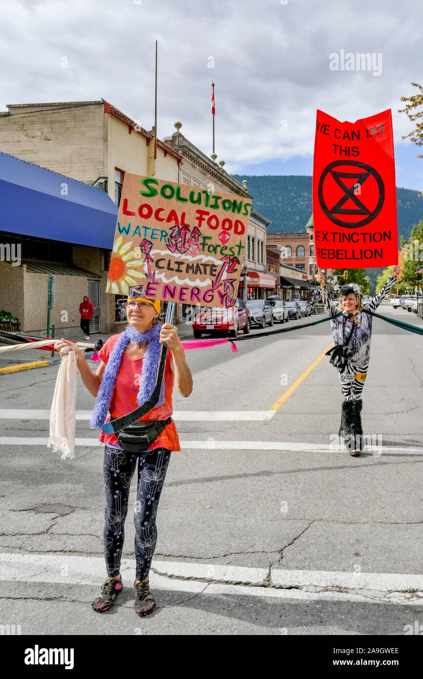 Rébellion d'extinction et d'arrêt des militants occupent le centre de l'intersection pour quatre minutes pour souligner le besoin de changement, Nelson (Colombie-Britannique), Cana Banque D'Images