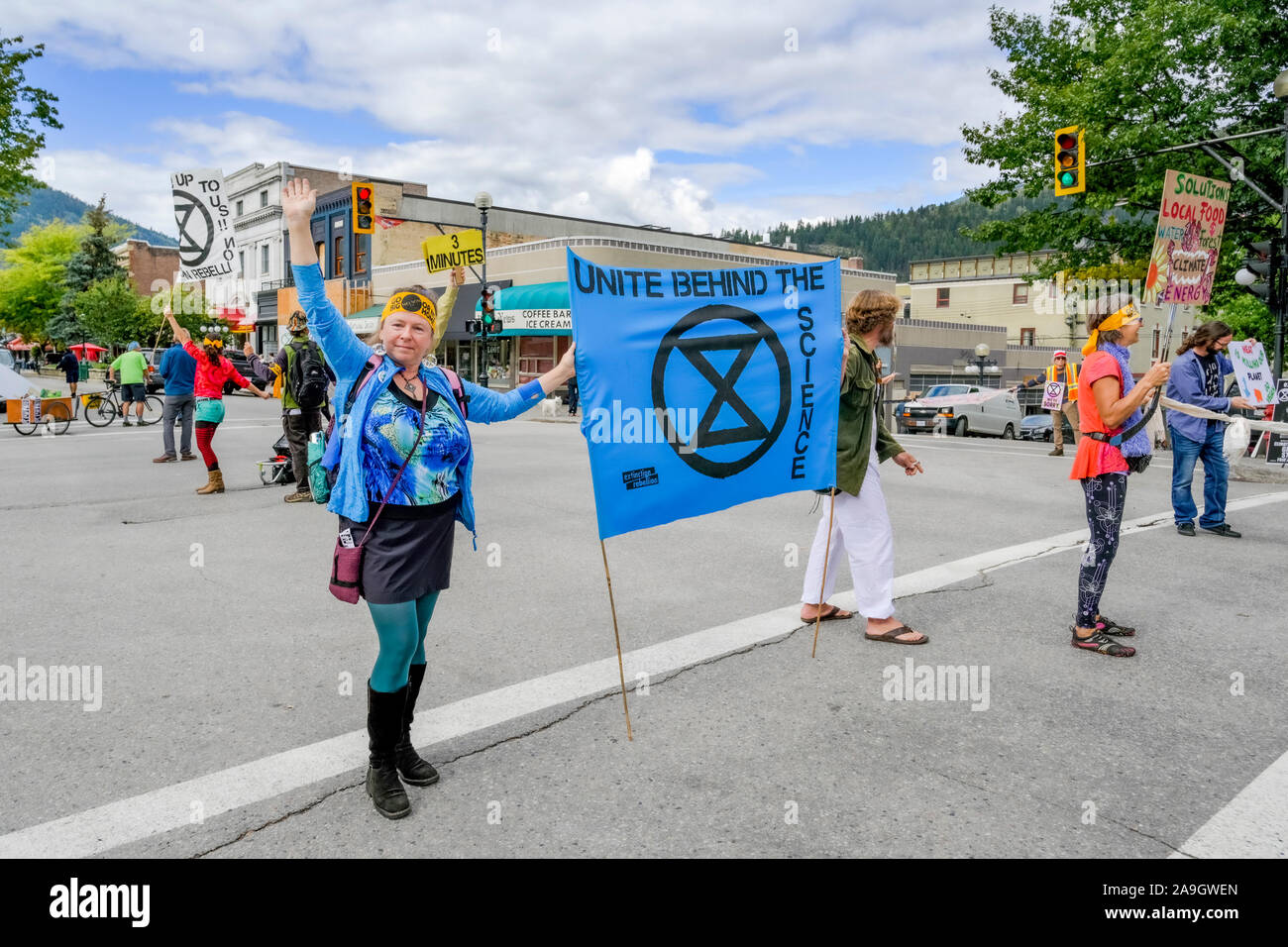 Rébellion d'extinction et d'arrêt des militants occupent le centre de l'intersection pour quatre minutes pour souligner le besoin de changement, Nelson (Colombie-Britannique), Cana Banque D'Images