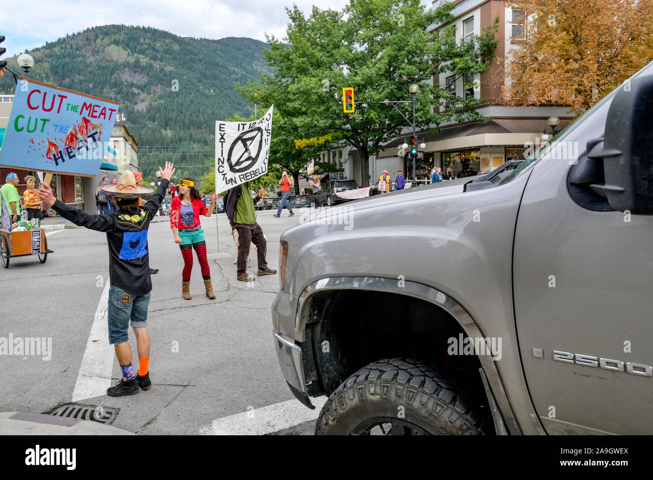 Rébellion d'extinction et d'arrêt des militants occupent le centre de l'intersection pour quatre minutes pour souligner le besoin de changement, Nelson (Colombie-Britannique), Cana Banque D'Images