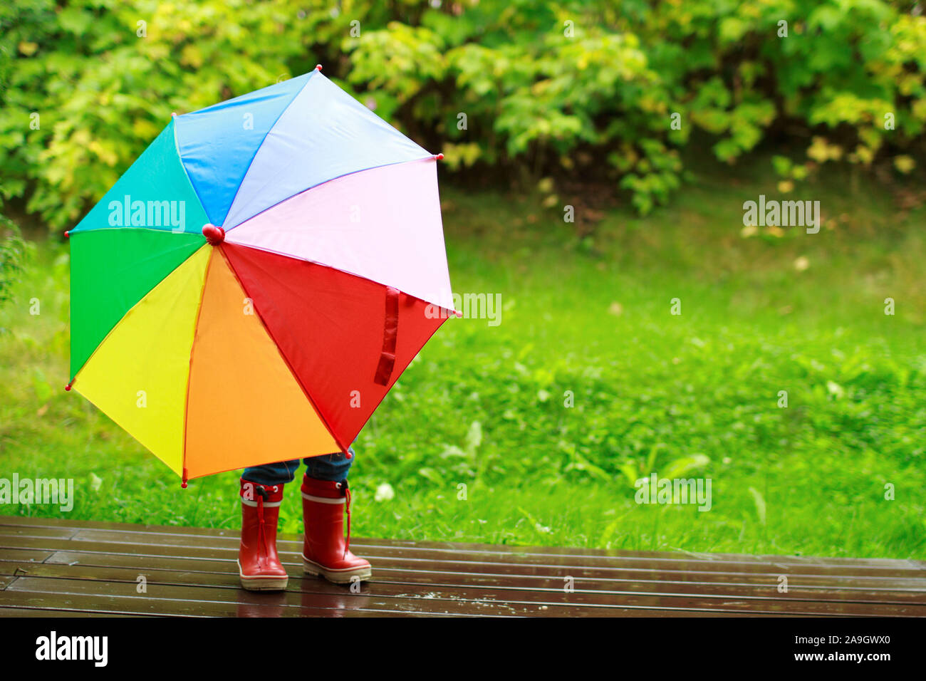 Finnland, kleines Maedchen mit Regenschirm im Regen Banque D'Images