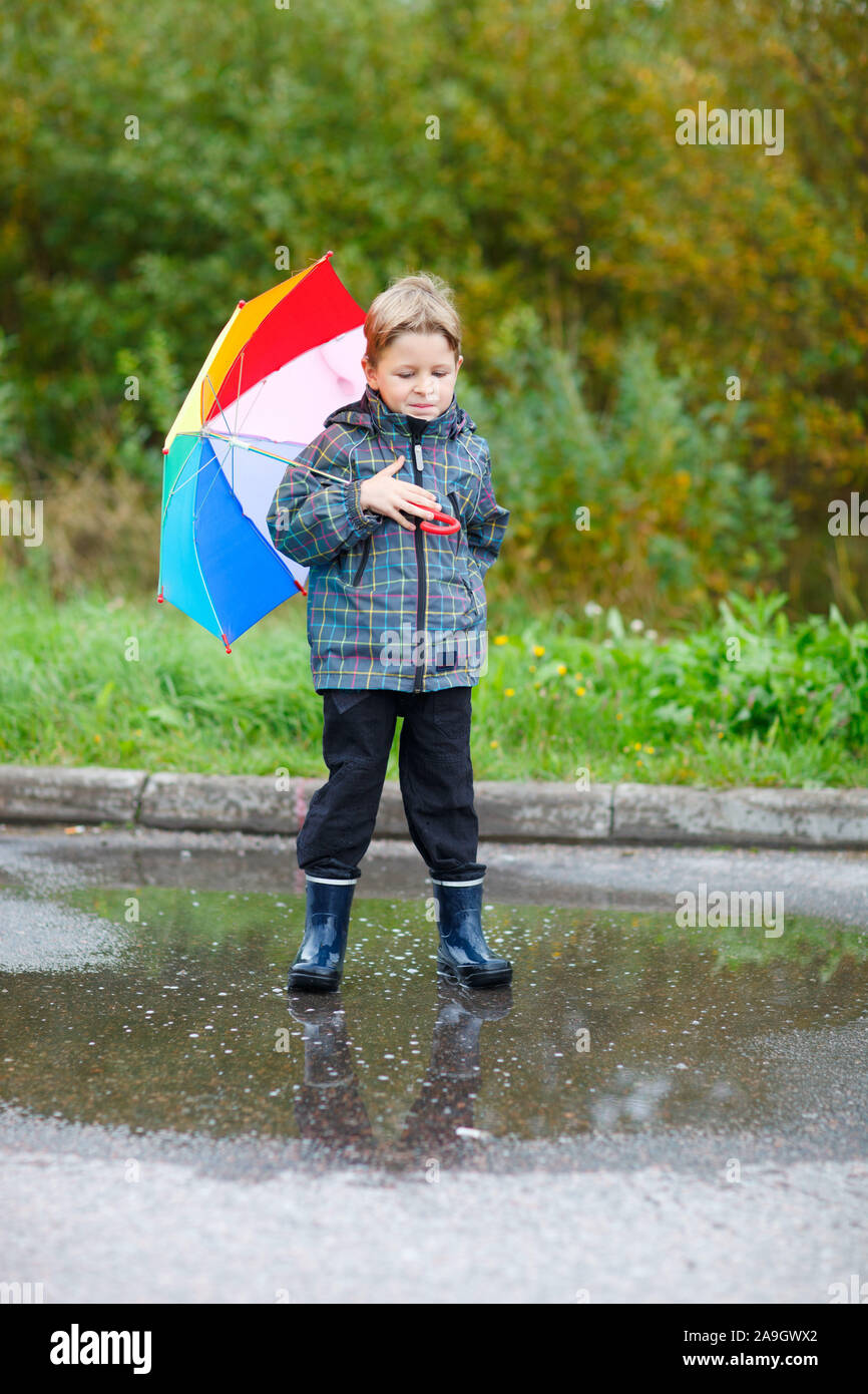 Finnland, kleines Maedchen mit Regenschirm im Regen Banque D'Images