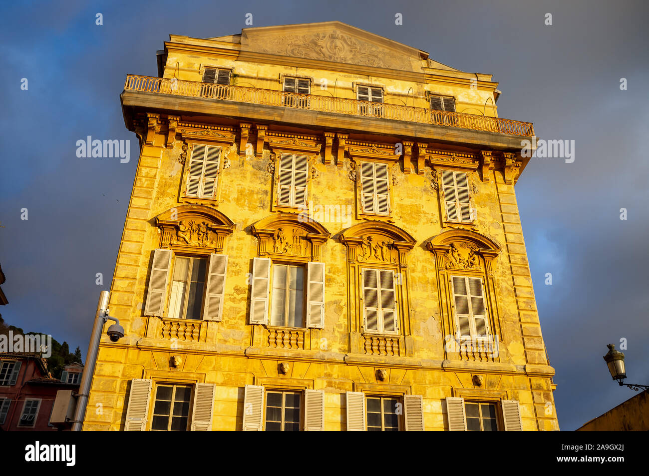 La façade jaune classique s'appuyant sur le Cours Saleya marché dans la vieille ville de Nice, Côte d'Azur Banque D'Images