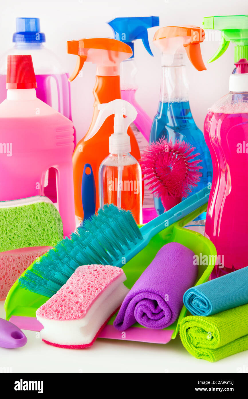 Différents produits de nettoyage et d'articles ménagers Photo Stock - Alamy