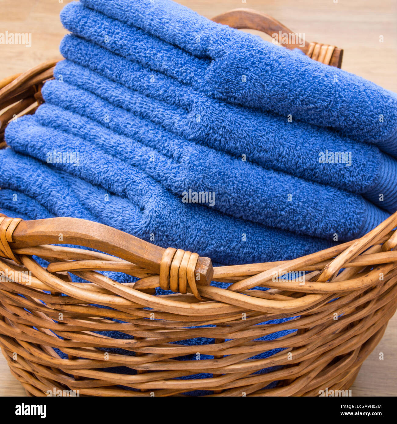 Serviettes bleu dans un panier Banque D'Images