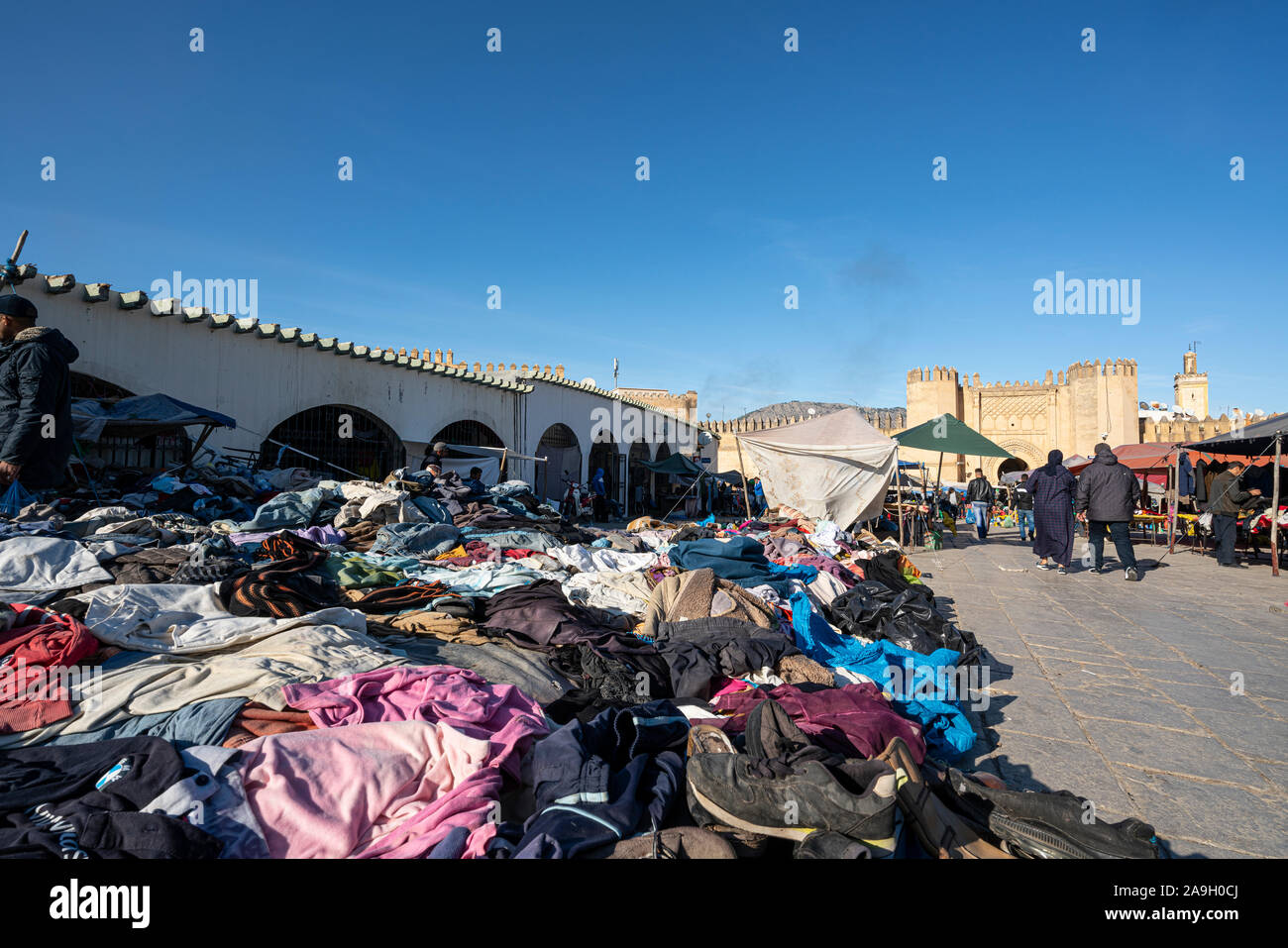 Fes, Maroc. Le 9 novembre 2019. Les stands de vendeurs de vêtements dans la grande Place Boujloud Banque D'Images