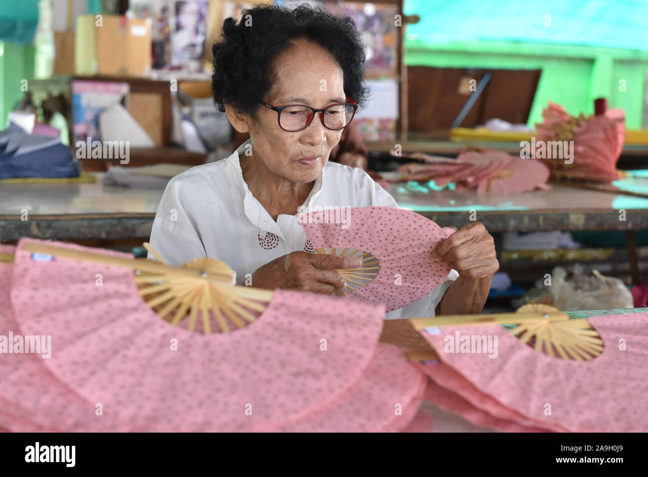 Vieille dame thaïlandaise faire part des supporters à Bo Sang près de Chiang Mai, Thaïlande Banque D'Images