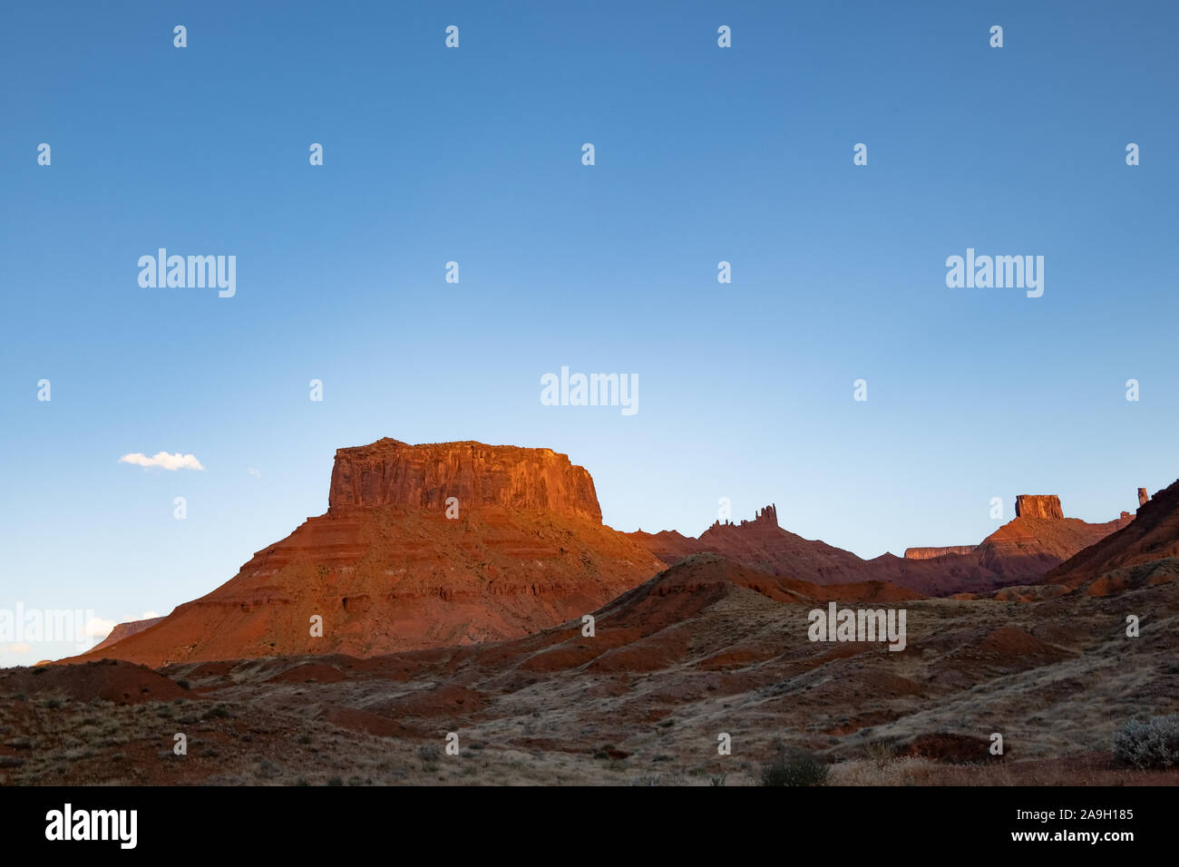 Formation de roches rouges contre un ciel bleu clair dans le parc national d'Arches, Utah. Attrait touristique aux États-Unis Banque D'Images