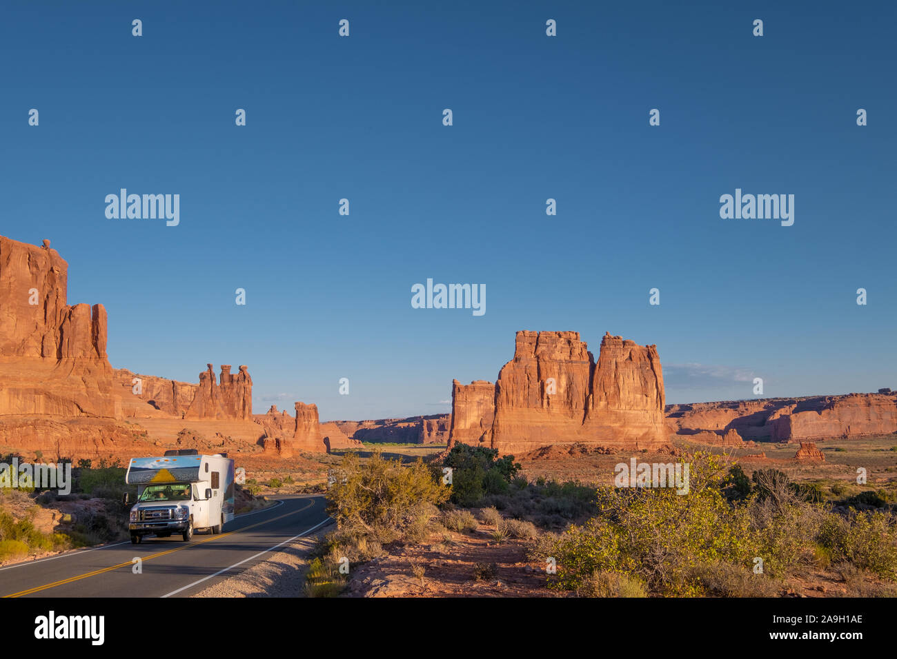 Formation de roches rouges contre un ciel bleu clair dans le parc national d'Arches, Utah. Attrait touristique aux États-Unis Banque D'Images