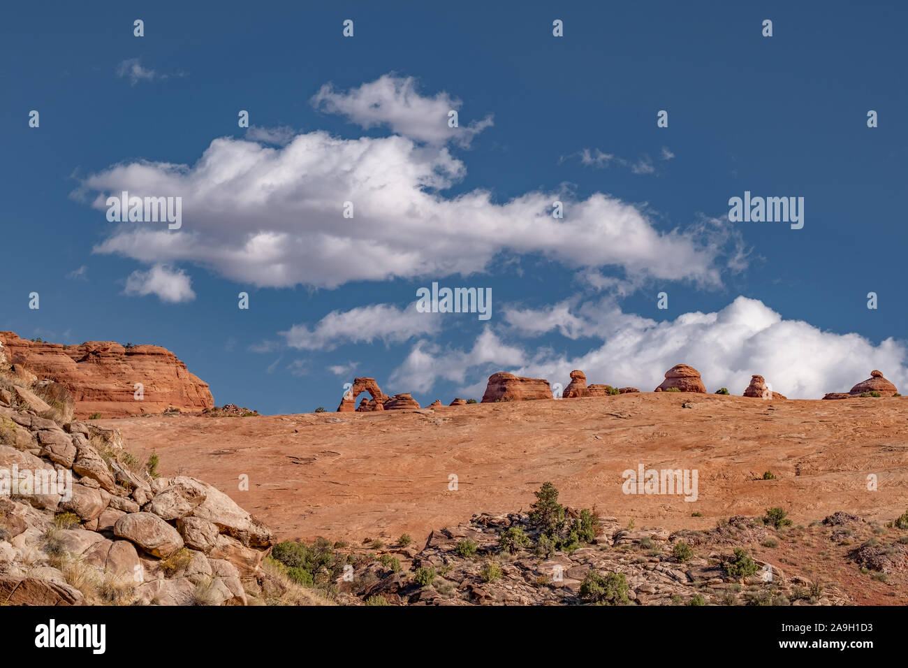 Formation de roches rouges contre un ciel bleu clair dans le parc national d'Arches, Utah. Attrait touristique aux États-Unis Banque D'Images