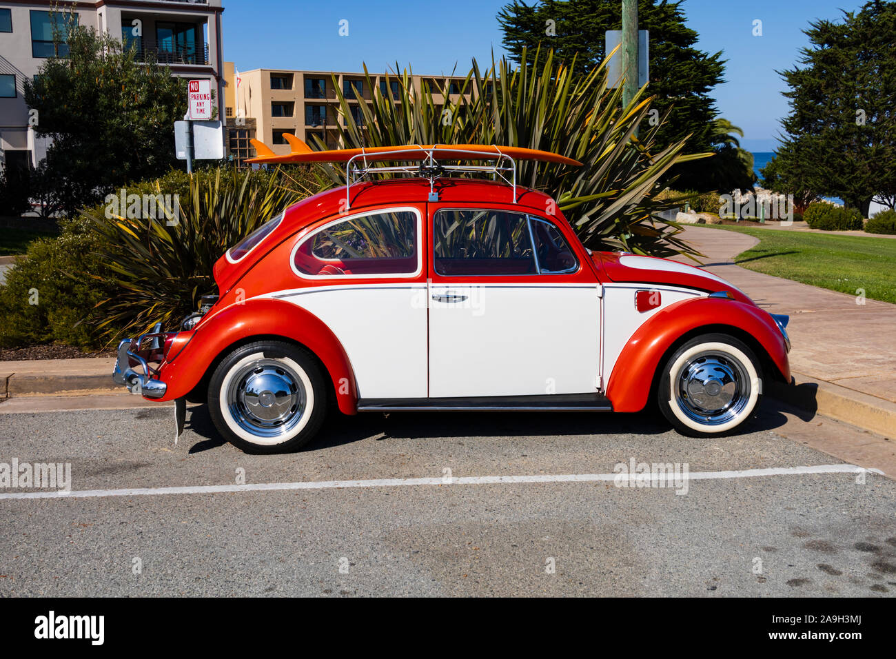 Volkswagen Beetle personnalisé voiture surf, San Carlos State Beach, Monterey, Californie, États-Unis d'Amérique Banque D'Images
