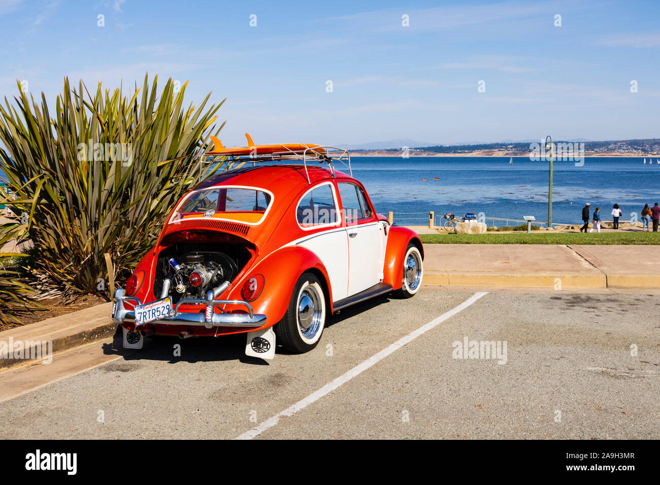 Volkswagen Beetle personnalisé voiture surf, San Carlos State Beach, Monterey, Californie, États-Unis d'Amérique Banque D'Images