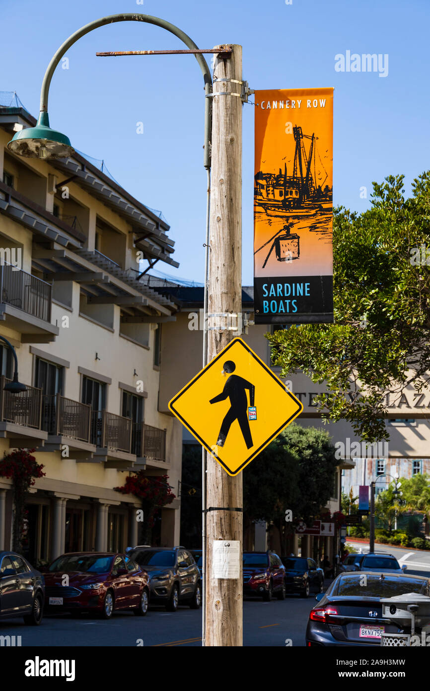 Bateaux de sardine banner suspendue à un passage pour piétons post, Cannery Row, Monterey, Californie, États-Unis d'Amérique Banque D'Images