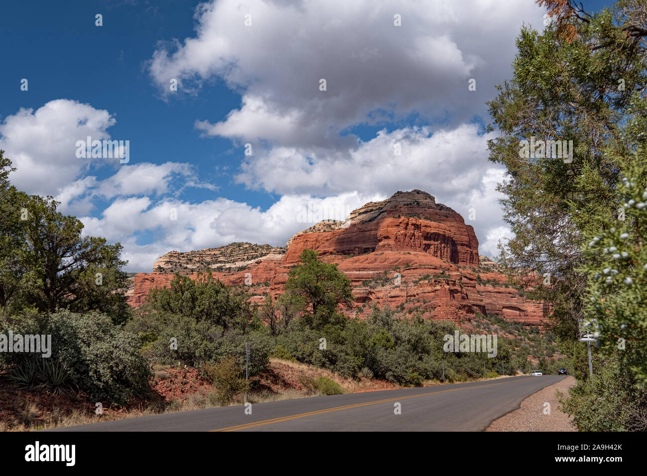 Chaîne de montagnes et des formations de roche rouge dans une nature magnifique à Sedona, Arizona Banque D'Images