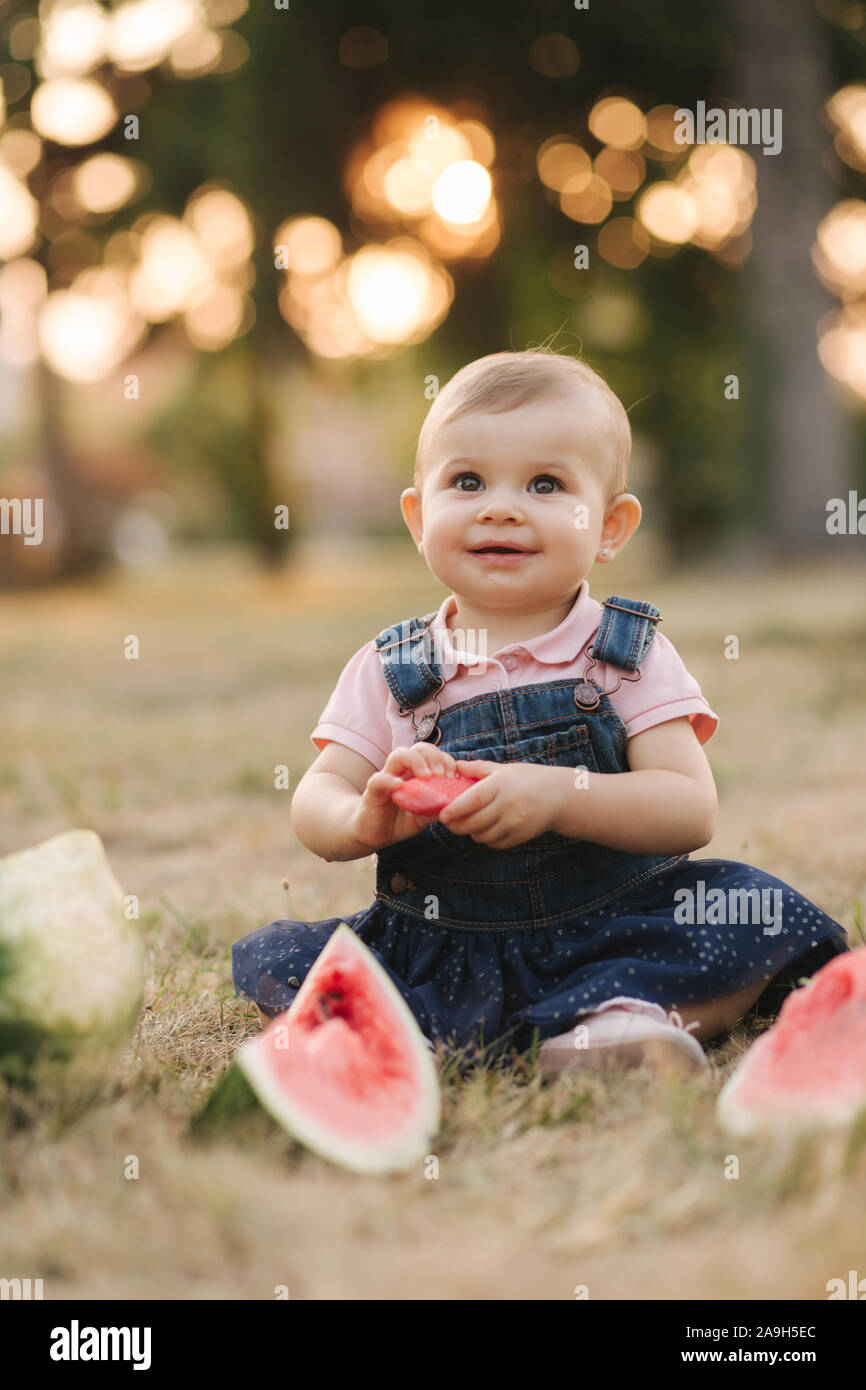Portrait De Beau Bebe Girl Eating Watermelon Enfant De Manger Le Melon D Eau Dans Le Jardin Adorable Petite Fille Jouant Dans Le Jardin De Mordre Une Tranche De Photo Stock Alamy Portrait De Beau Bebe Girl Eating Watermelon Enfant De Manger Le Melon D Eau Dans Le Jardin Adorable Petite Fille Jouant Dans Le Jardin De Mordre Une Tranche De Photo Stock Alamy