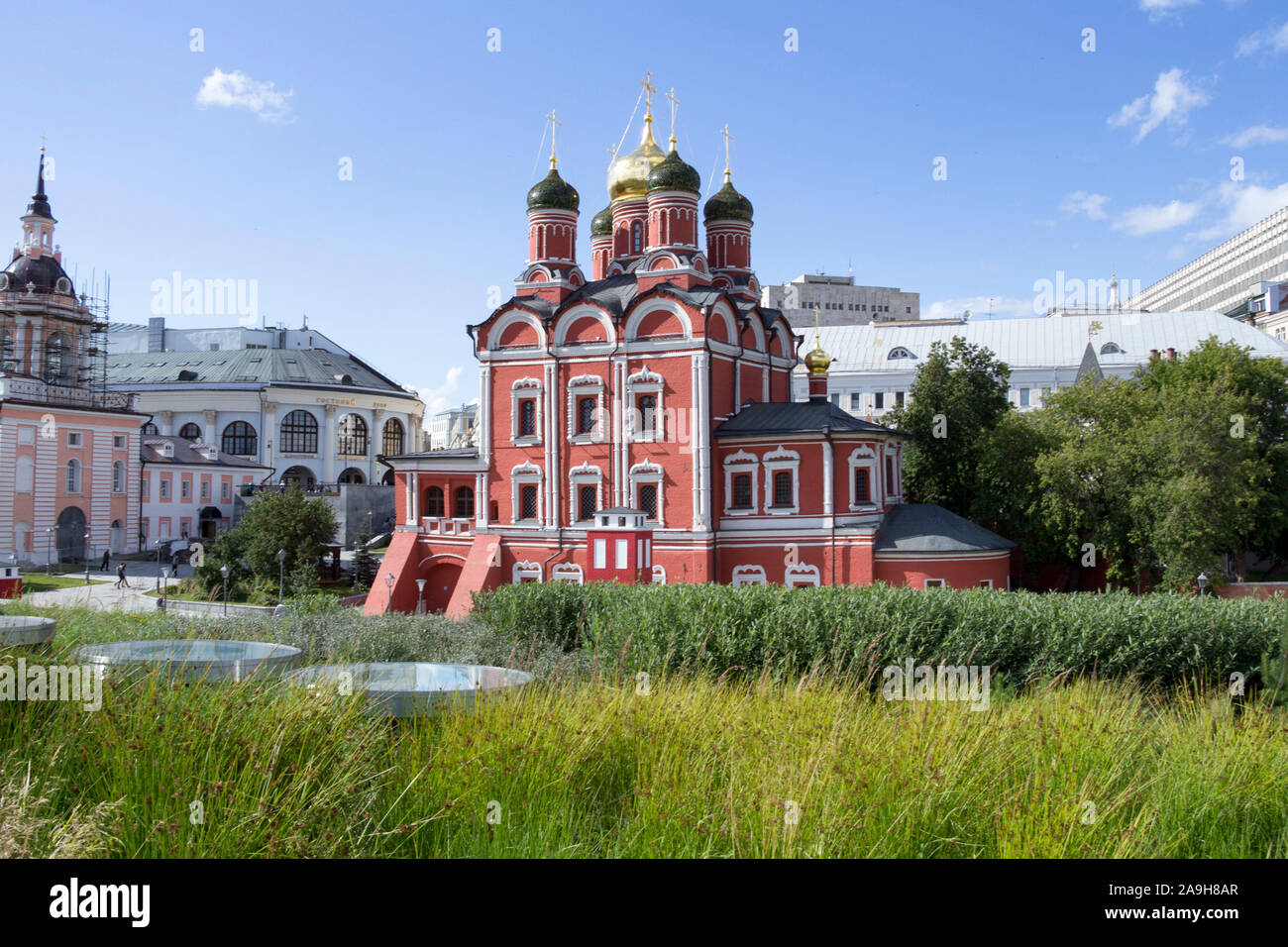 Moscou, Russie - le 7 juillet 2019 : Cathédrale Znamensky sur rue Varvarka sur une journée ensoleillée. Vue depuis le parc Zaryadye. Banque D'Images