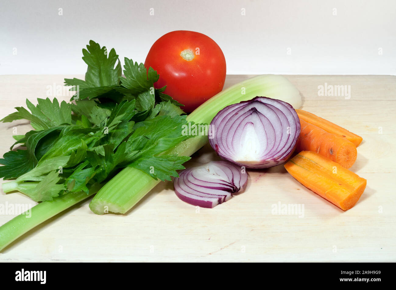 Le céleri, la carotte, l'oignon et et la tomate. Soupe de légumes ingrédients sur planche à découper Banque D'Images