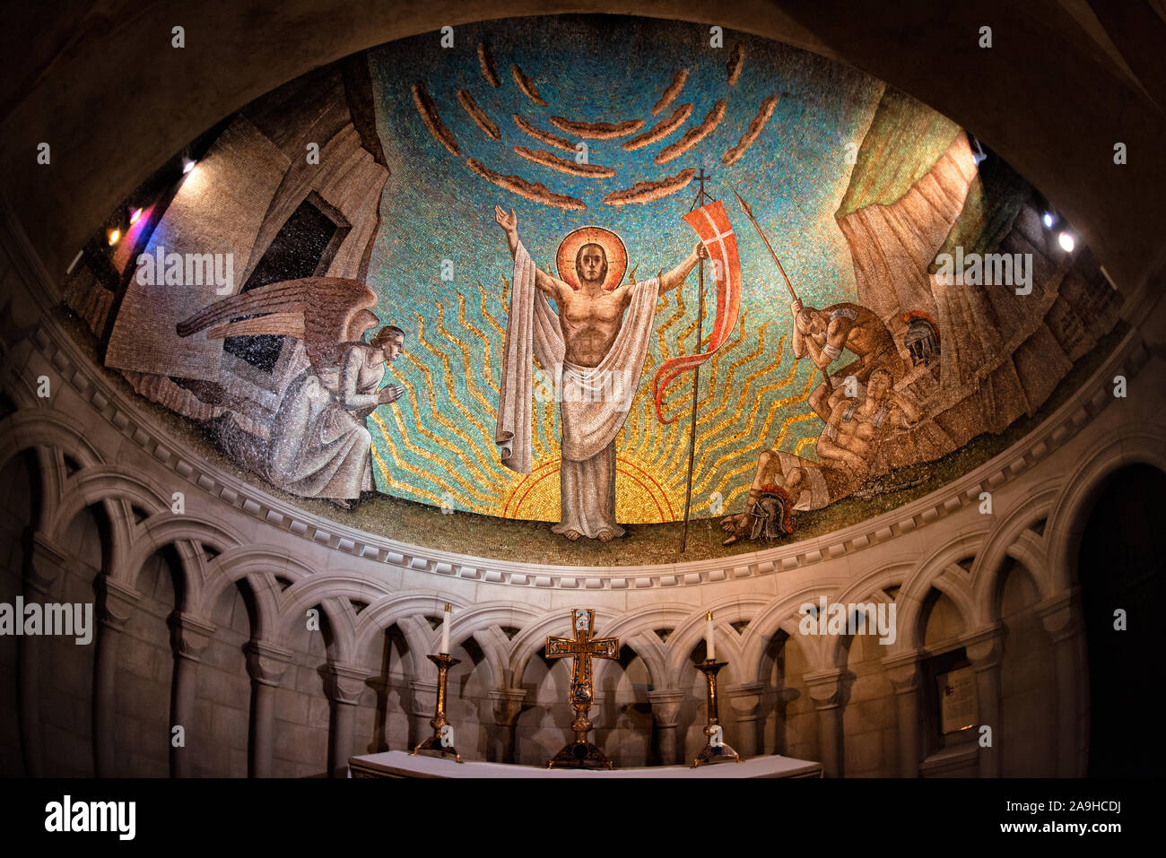 WASHINGTON, DC -- une mosaïque abside de Philip Frohman appelée Résurrection (1951) dans la chapelle de la Résurrection dans la cathédrale nationale de Washington DC. La mosaïque est construite de petites tuiles de verre colorées et a été exécutée par Ravenne mosaïques. La Chapelle de la Résurrection est l'une des chapelles de la crypte sous la cathédrale nationale. La cathédrale nationale de Washington est une église épiscopale située à Washington DC et est le site de nombreux services de l'église et du souvenir de Washington DC. Conçue dans le style néo-gothique, sa construction a commencé en 1906, avec des travaux continus o Banque D'Images