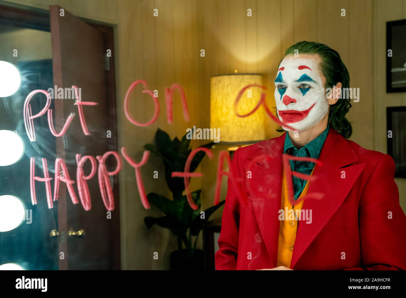 Joker (Arthur Fleck) joué par Joaquin Phoenix du Joker (2019) réalisé par Todd Phillips. Spin off film sur un comédien qui devient fou et se transforme en un psychopathe. Banque D'Images