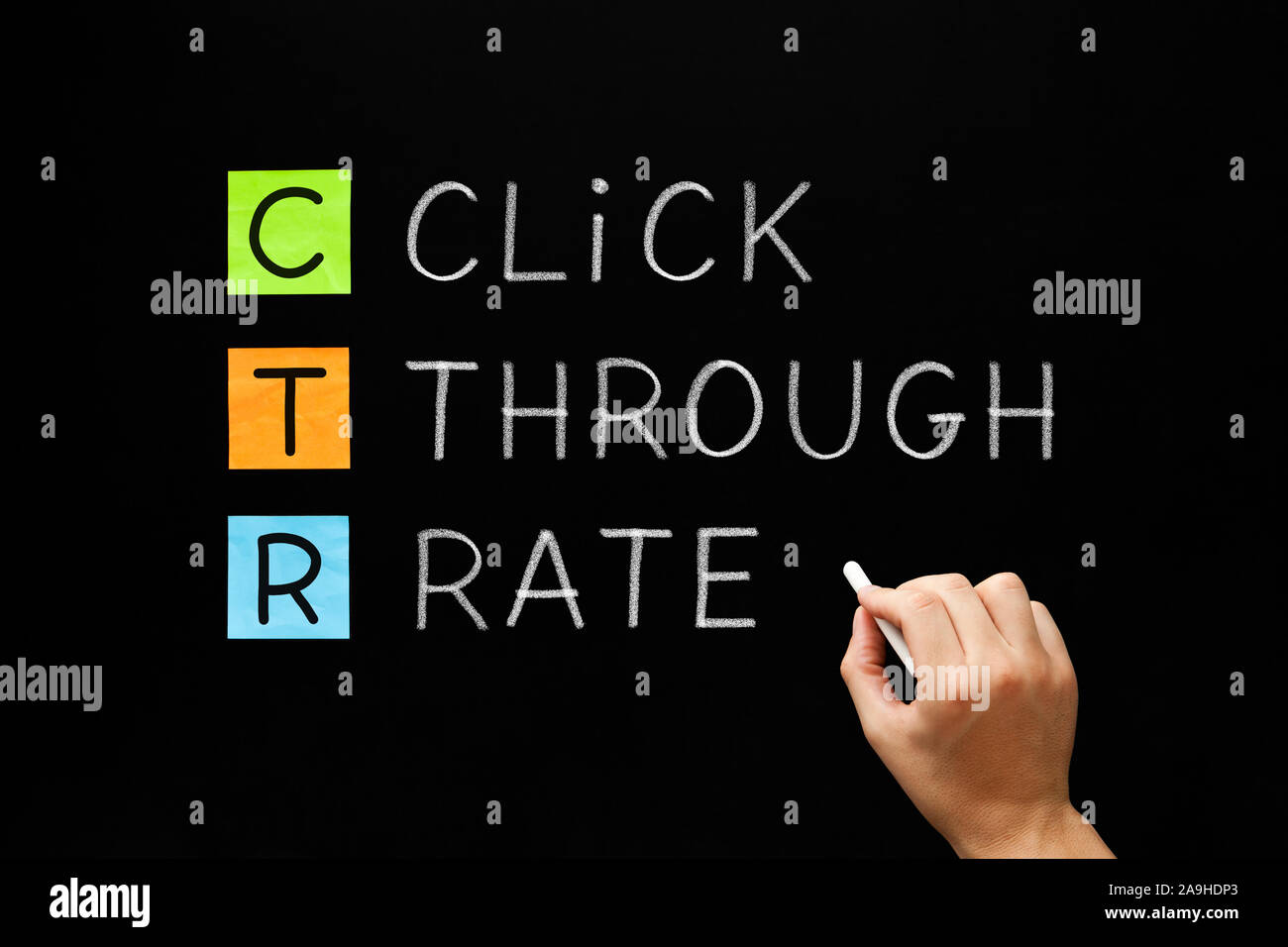 La main CTR - Taux de clic concept marketing avec craie blanche sur tableau noir. Banque D'Images
