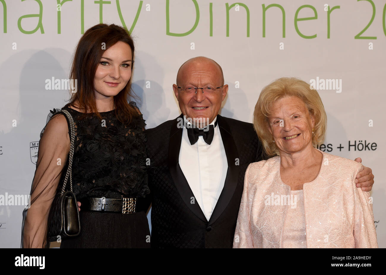 Munich, Allemagne. 15 Nov, 2019. Katharina Hauck (l-r) Michael Popp, fondateur de la fondation, et Ruth Popp sont debout devant un mur au logo de l'Natureheart dîner de charité Foundation pour les enfants à l'hôtel Charles. L'organisme de bienfaisance Le dîner a lieu chaque année peu avant la saison de l'avent et les appels de dons. Crédit : Felix Hörhager/dpa/Alamy Live News Banque D'Images