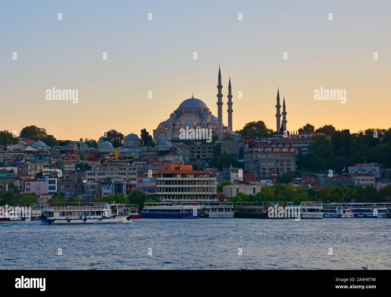 6e 2019 Turkey-September,Istanbul. Mosquée de Suleymaniye au crépuscule. Une mosquée impériale ottomane, c'est la 2e plus grande mosquée d'Istanbul Banque D'Images