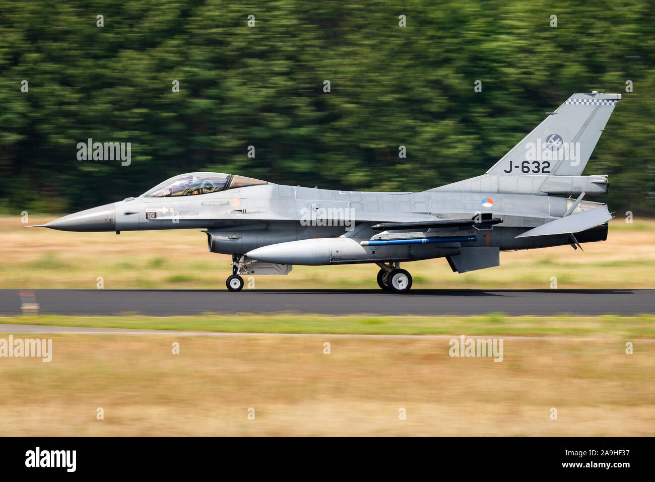Un General Dynamics F-16 Fighting Falcon multirôle supersonique à un seul moteur d'avions de chasse de la Royal Netherlands Air Force à la base aérienne de Volkel. Banque D'Images