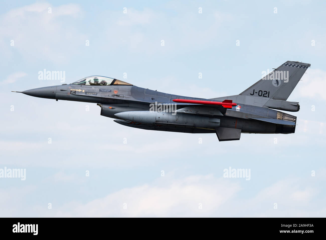 Un General Dynamics F-16 Fighting Falcon multirôle supersonique à un seul moteur d'avions de chasse de la Royal Netherlands Air Force à la base aérienne de Volkel. Banque D'Images