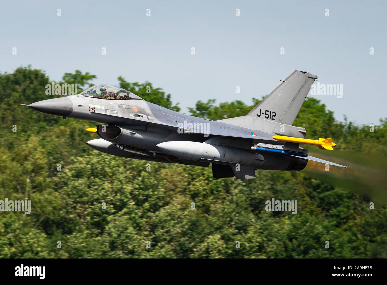 Un General Dynamics F-16 Fighting Falcon multirôle supersonique à un seul moteur d'avions de chasse de la Royal Netherlands Air Force à la base aérienne de Volkel. Banque D'Images