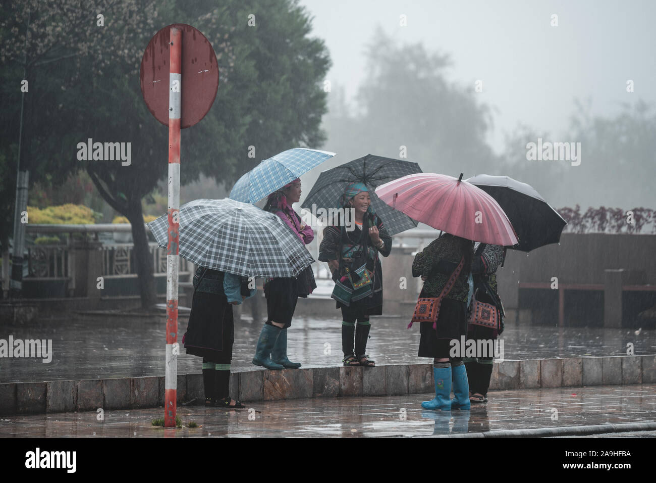 Sapa, Vietnam - 13 octobre 2019 : femme Sapa locales attendent les touristes pour vendre des cadeaux qu'ils sont déposés sur le tour bus Banque D'Images