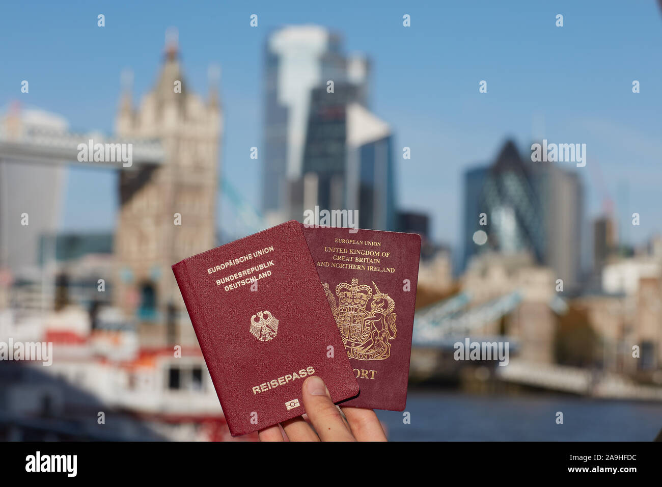 Main tenant un passeport britannique ainsi que d'autres Passeport européen contre Londres monument. Après voyage Brexit. Banque D'Images