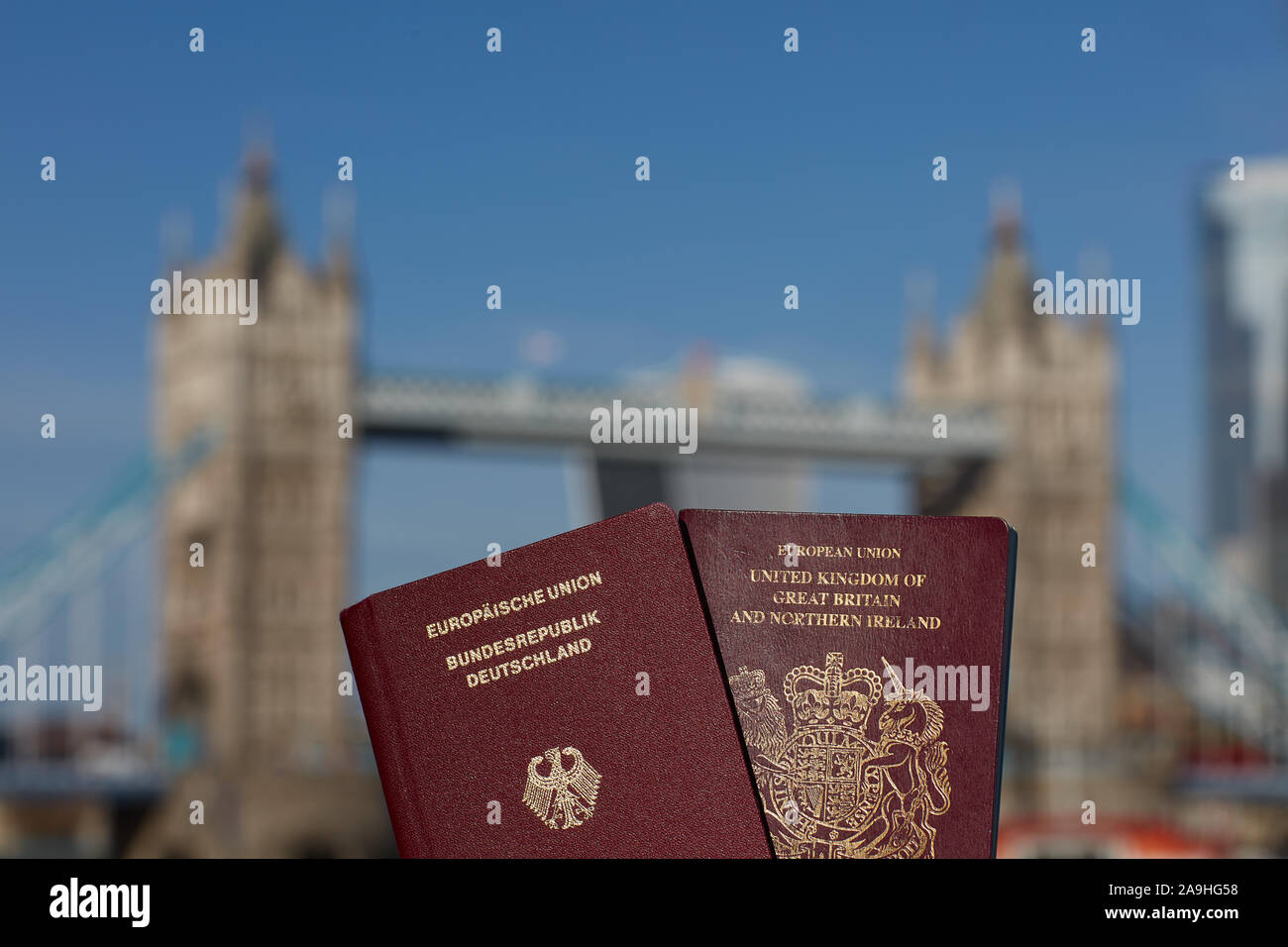 Main tenant un passeport britannique ainsi que d'autres Passeport européen contre Londres monument. Après voyage Brexit. Banque D'Images