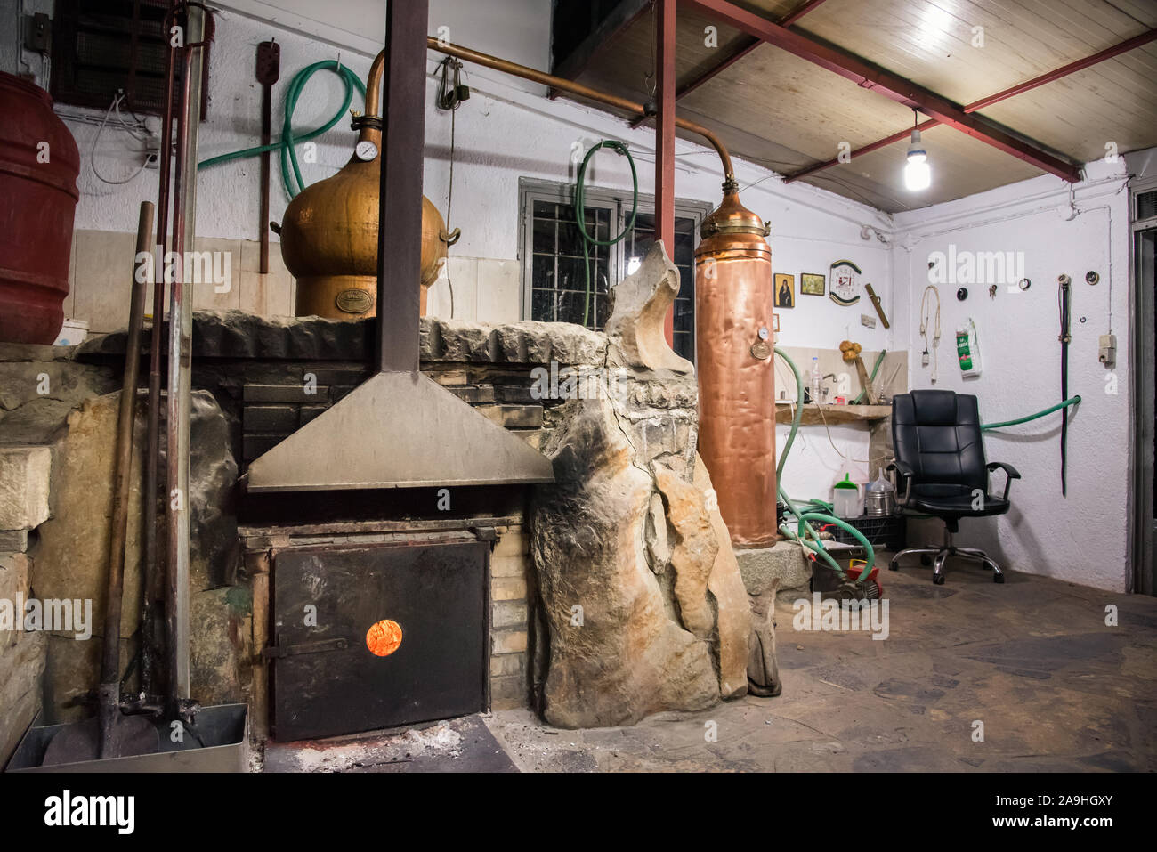 Kazani est la distillation traditionnelle de raki - tsipouro en Crète, Grèce Banque D'Images