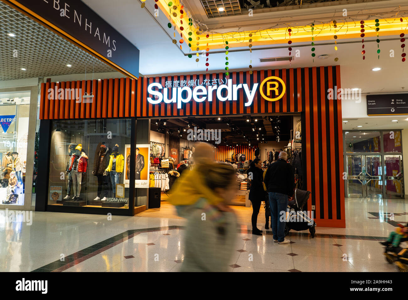 Superdry marque de vêtement Banque de photographies et d'images à haute  résolution - Alamy