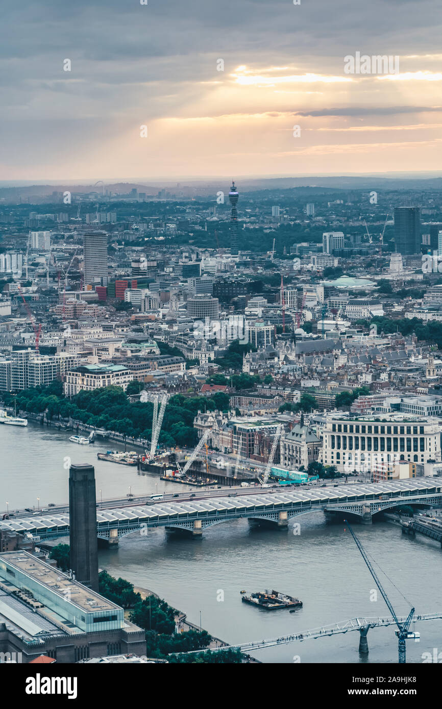 Avis de Blackfriars Bridge et la tour de radiodiffusion au Royaume-Uni depuis le haut de Shard Banque D'Images