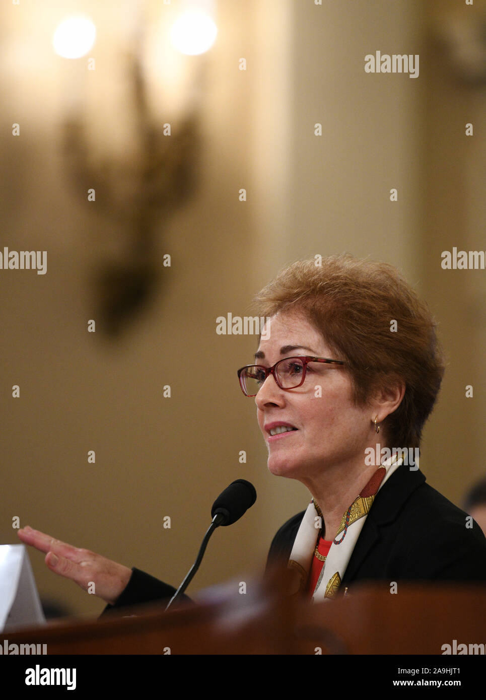 Washington, USA. 15 Nov, 2019. L'ancien ambassadeur des États-Unis à l'Ukraine Marie Yovanovitch témoigne devant le Comité sur le renseignement de la Chambre des représentants sur la colline du Capitole à Washington, DC, États-Unis, le 15 novembre, 2019. Le vendredi Yovanovitch a témoigné à la Chambre du Comité du renseignement au cours d'une enquête sur l'impeachment du président Donald Trump, relations avec l'Ukraine. Credit : Liu Jie/Xinhua/Alamy Live News Banque D'Images
