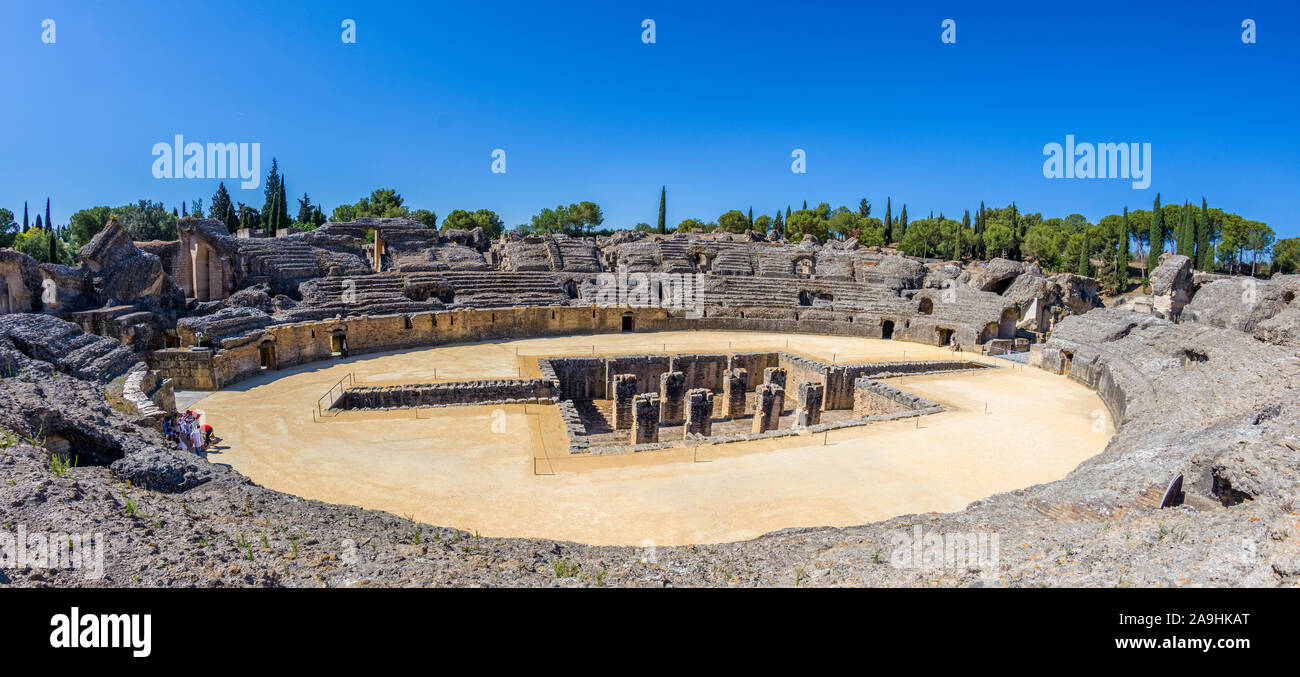 L'amphithéâtre ou coliseum à la romains d'Italica dans village de Santiponcethe Espagne Banque D'Images